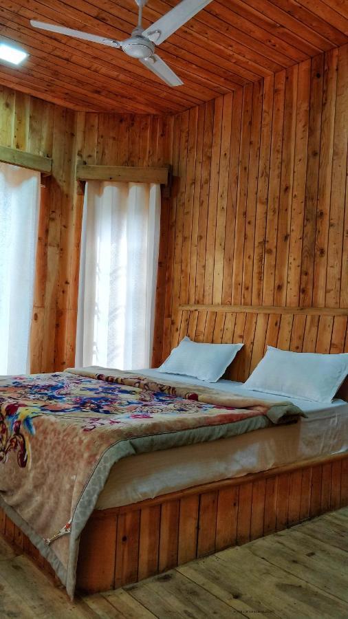 Loghouse At Khajjiar Lake Exterior foto